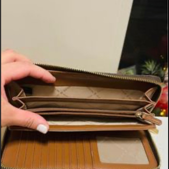 Michael Kors backpack and long wallet - Picture 4 of 6